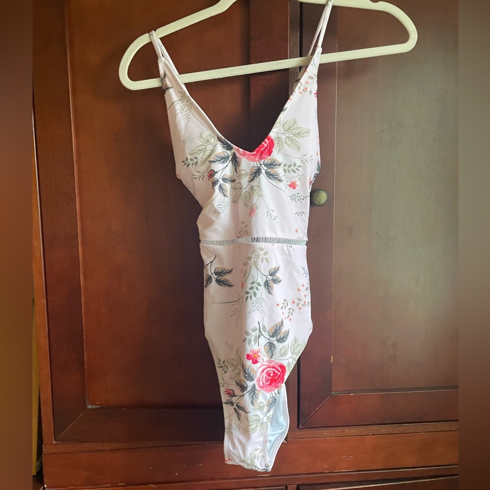 NWT Floral Pink One piece Swimsuit High Cut Criss cross back Size Medium Cupshe